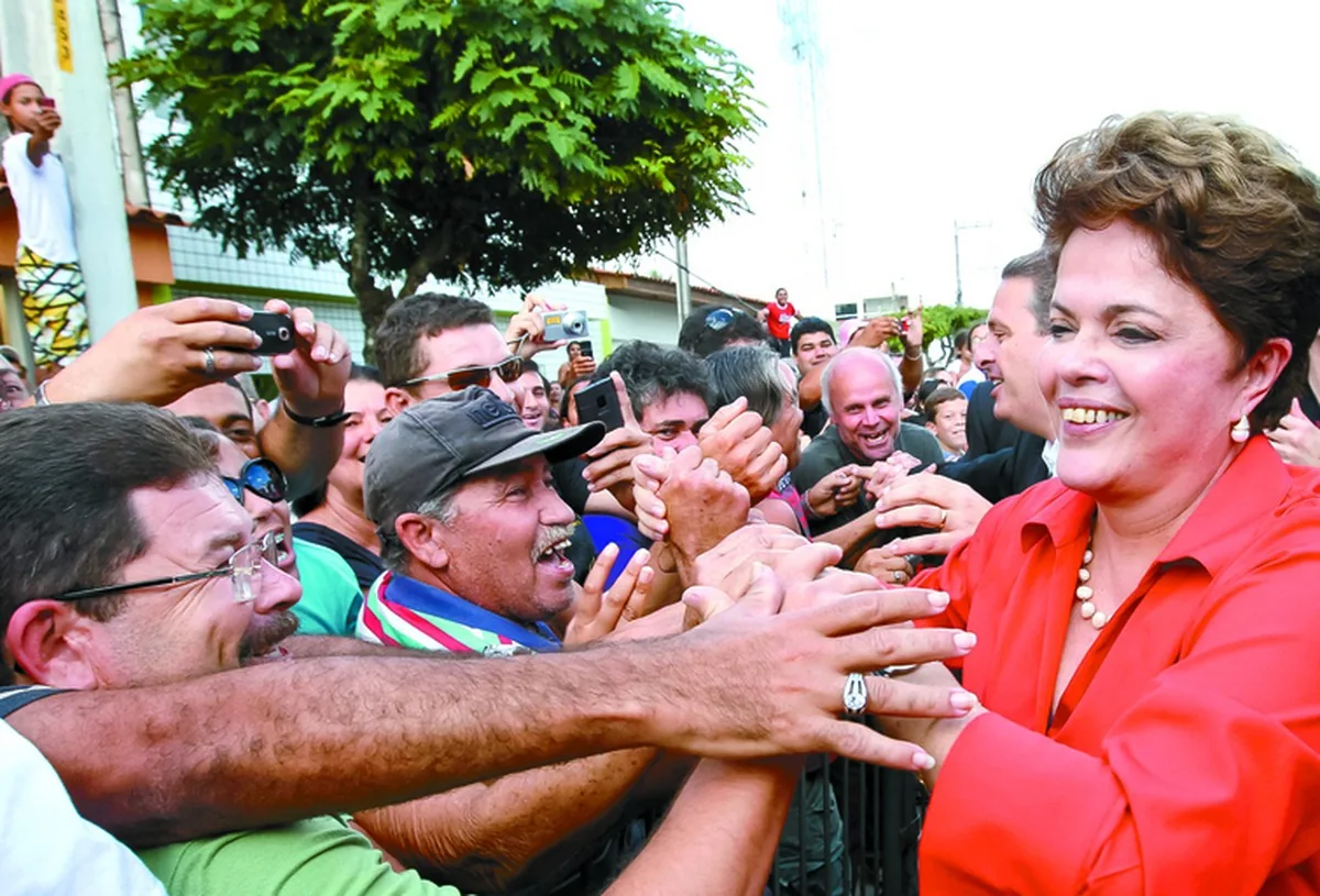 Dilma Rousseff cumprimenta moradores durante visita a Cupira, Pernambuco, em 2011