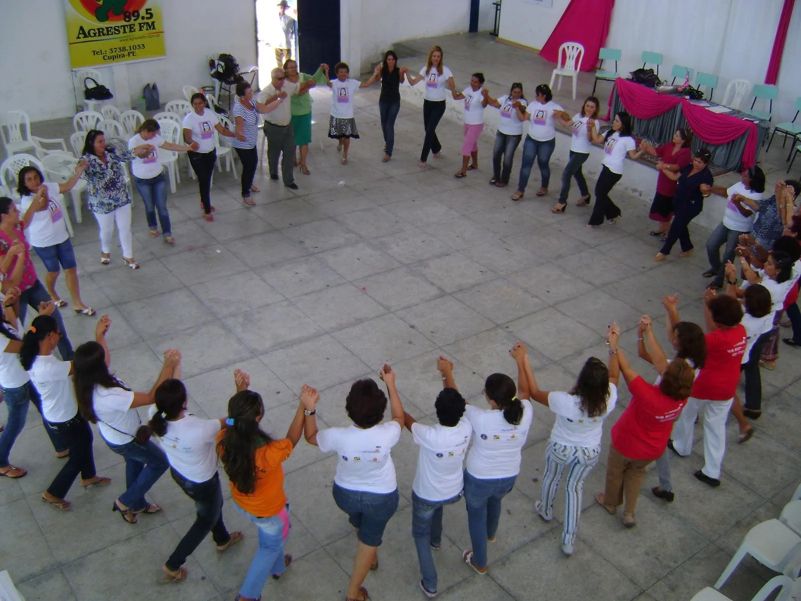 Mulheres em atividade coletiva do projeto Nenhuma Pernambucana Sem Documento