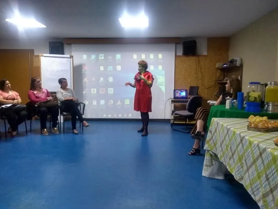 Dra. Vanessa Paiva conduzindo atividade no SESC Garanhuns
